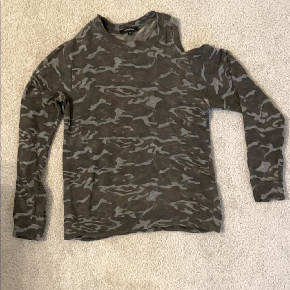 SUPER CUTE camo top with 1 open shoulder&open back